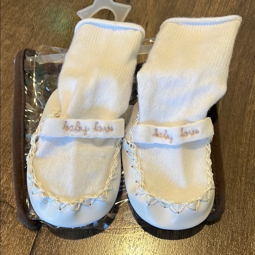 Wendy Bellissimo white baby moccasins, size 0-3 months with embroidery
